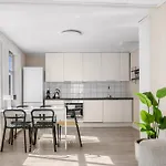 Charming Townhouse - Walk Everywhere! 아파트
